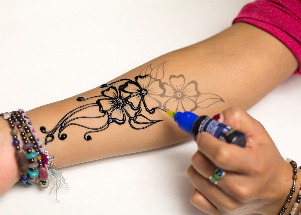 Henna City All-natural Jagua Tattoo Kit - (1 oz) | Temporary tattoos | Henna tattoo kit | henna | Fake tattoos | Semi permanent tattoo | henna cones | Henna stencils included | Organic henna jagua