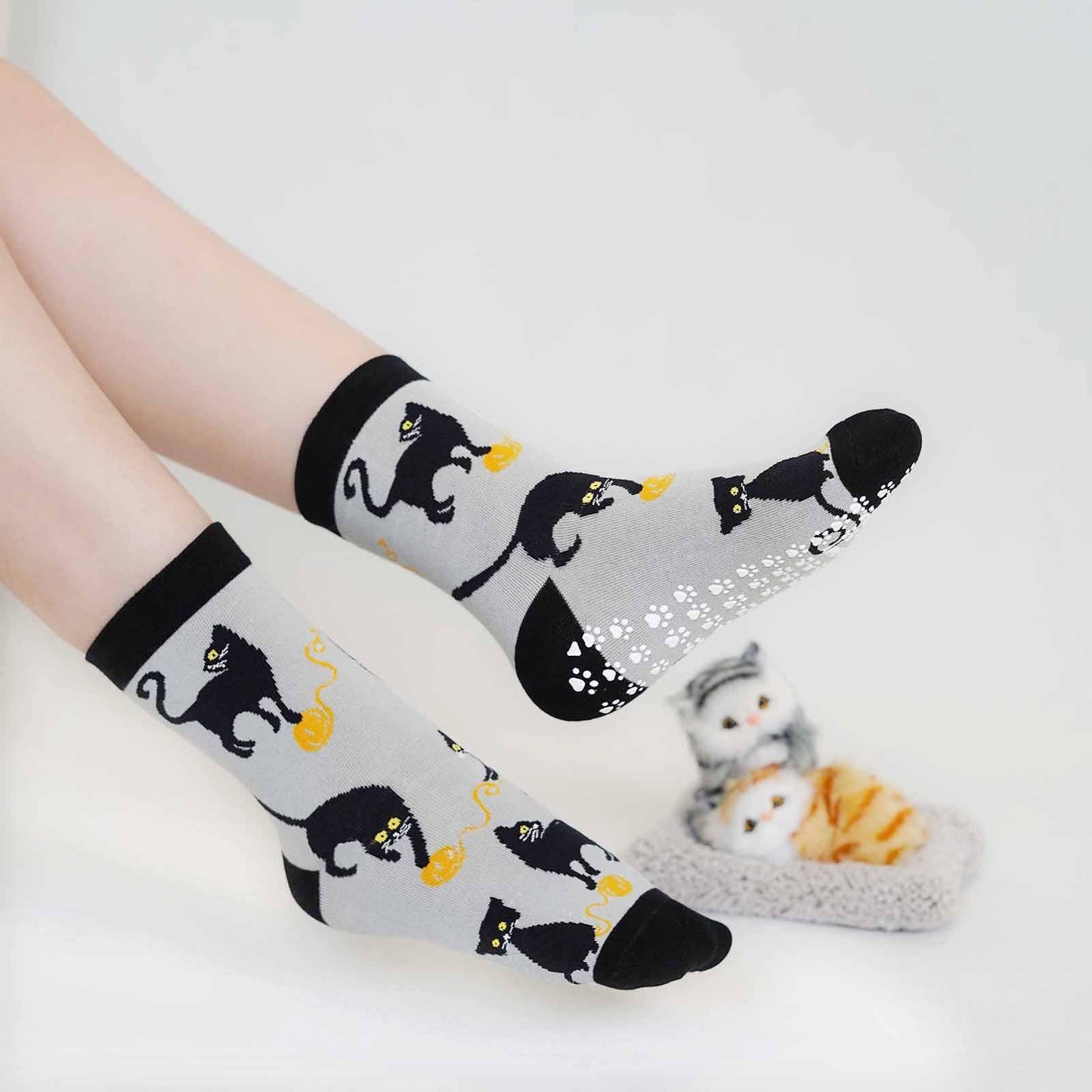 Artfasion Non Slip Socks for Women Grip Socks Novelty Cat Non Skid Socks Ladies Funny Anti Slip Socks 5 Pairs