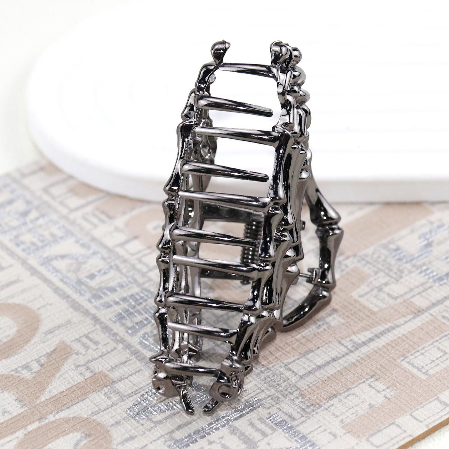 Muumoo Metal Skull Hand Hair Clip, 1Pcs Gunmetal Hair Claw Clip for Thin Hair Punk & Y2K-Style
