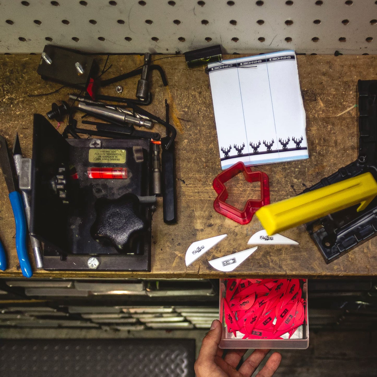 Bohning Modern, White and Hot Pink