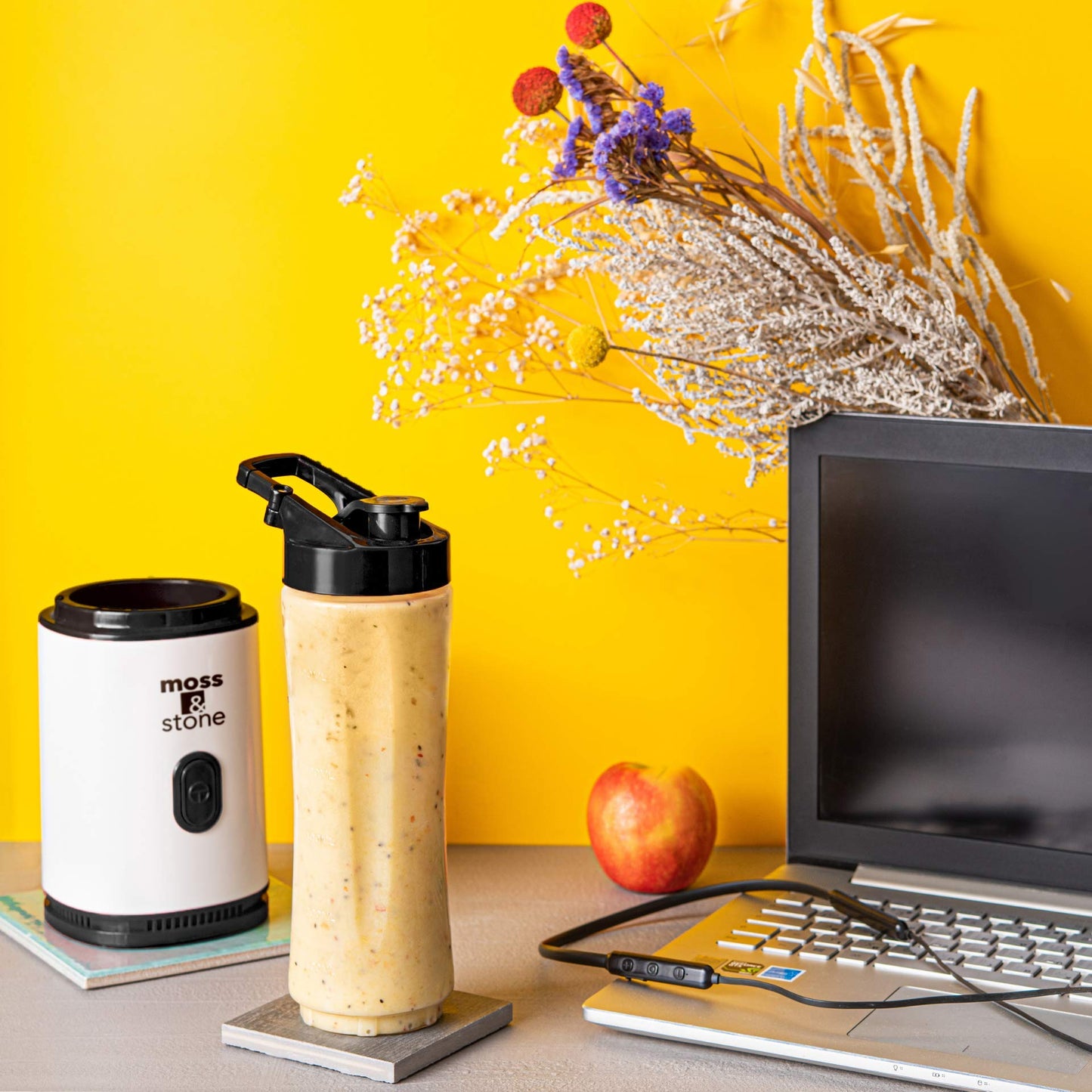 Moss & Stone Personal Blender Single Serve Shake & Smoothies Maker with Portable Travel Sport Bottle - Mini Juicer, White & Black Single Serve Blender for Smoothies and Shakes - Bottle 20 oz